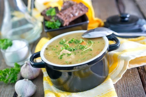 Pea soup with chicken wings 