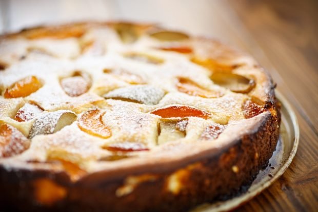 Cottage cheese casserole with fresh apricots and pears