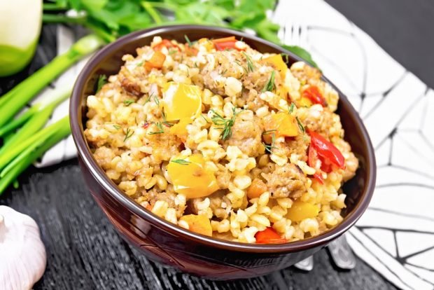 Pearl porridge with chicken and pepper