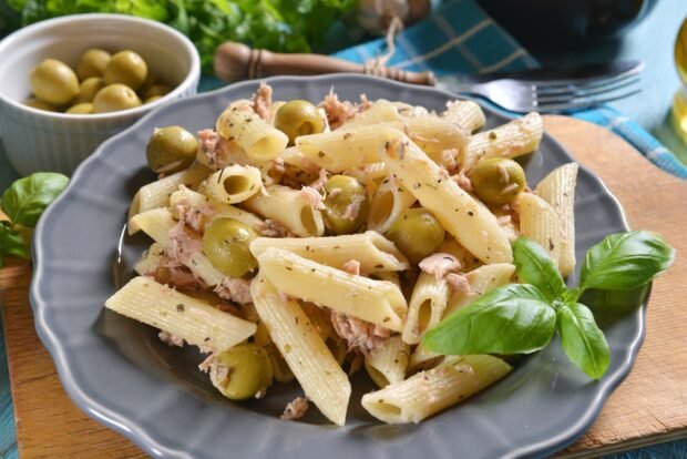 Pasta with tuna and olives