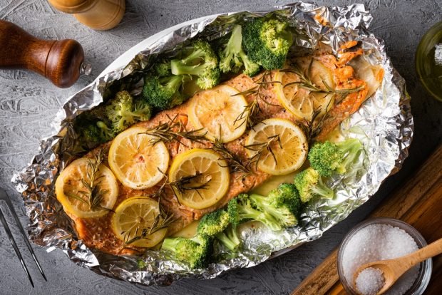 Salmon with broccoli in foil 