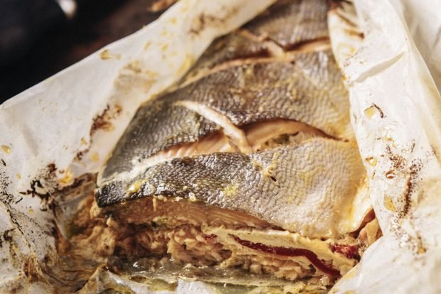 Stuffed pink salmon in parchment 