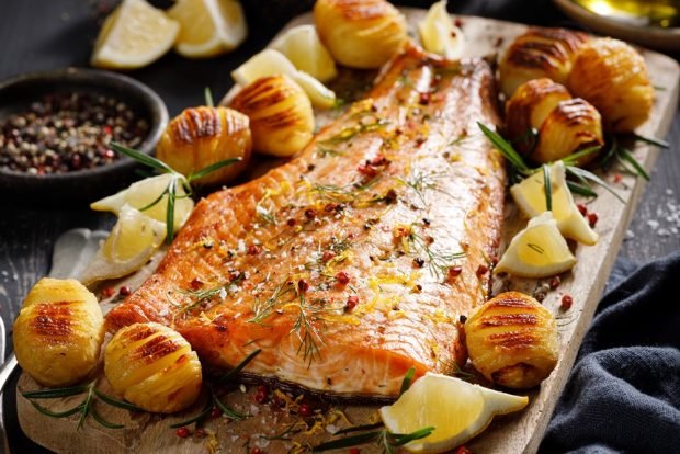 Salmon with new potatoes in the oven is a simple and delicious recipe, how to cook step by step