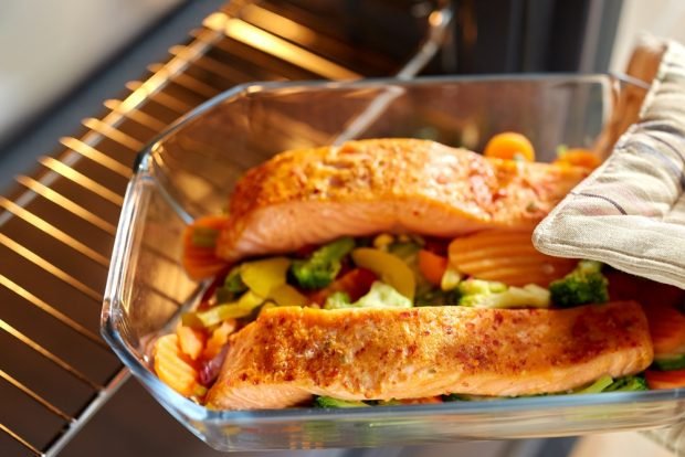 Baked salmon with vegetables is a simple and delicious recipe, how to cook step by step