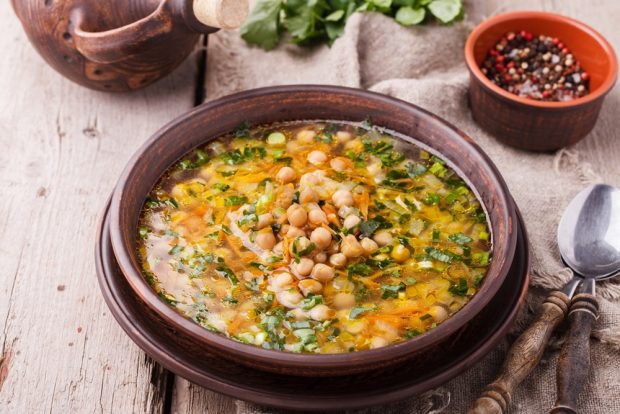 Soup with chickpeas and herbs