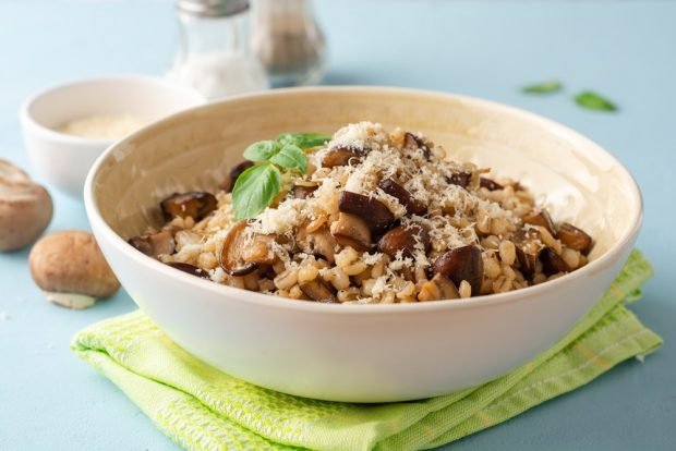 Pearl porridge with mushrooms and cheese