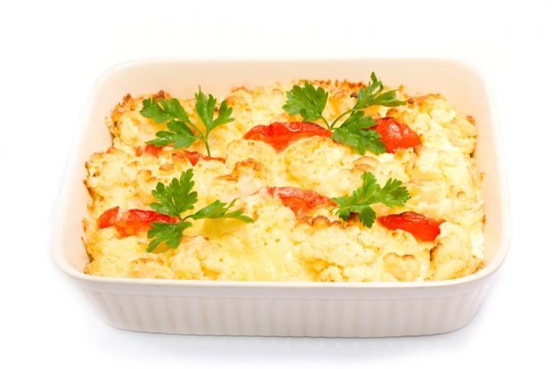 Cauliflower casserole with tomatoes 