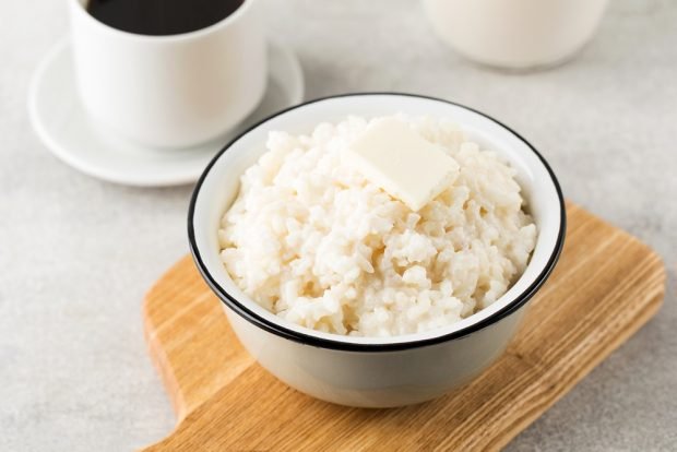 Rice porridge on water in a slow cooker 