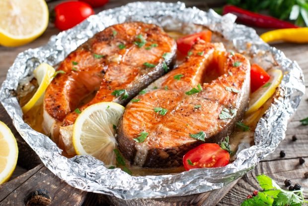 Salmon with tomatoes in foil