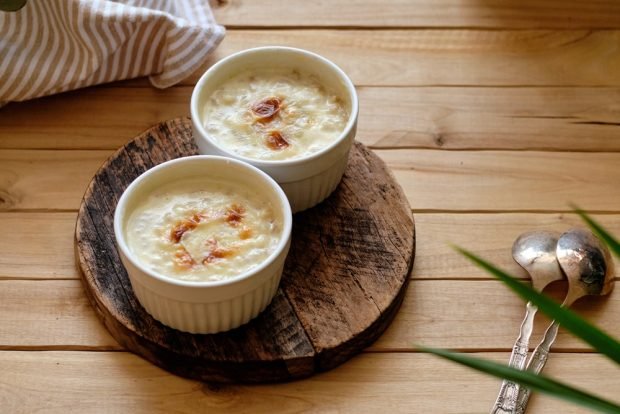 Barley porridge with cream under cheese