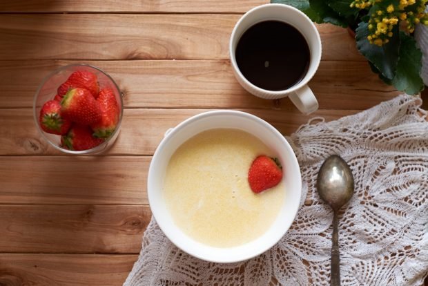 Sweet semolina porridge with butter