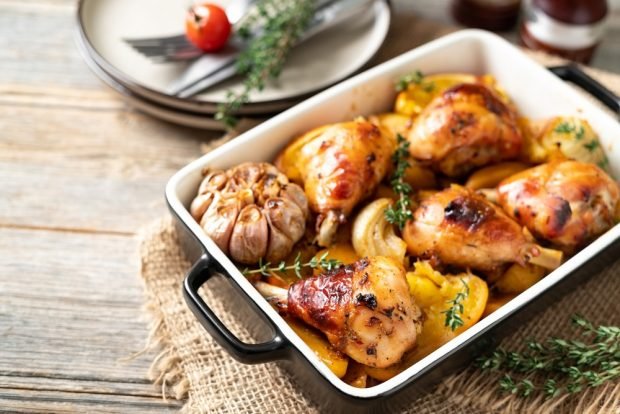 Chicken legs with potatoes and oranges in the oven