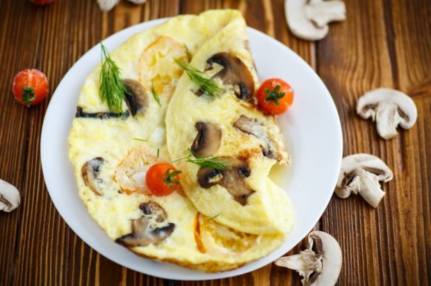 Omelet with champignons steamed