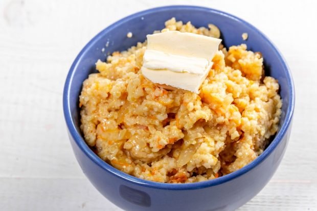 Wheat porridge with onions and carrots in pots