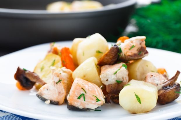 Pink salmon with new potatoes and mushrooms 