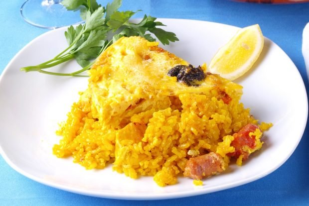 Rice casserole with chicken curry 