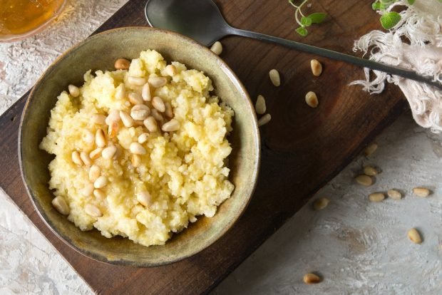 Millet porridge in the microwave with honey and nuts 