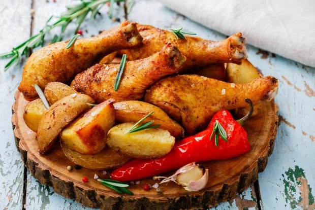 Chicken legs with potatoes in the sleeve – a simple and delicious recipe, how to cook step by step