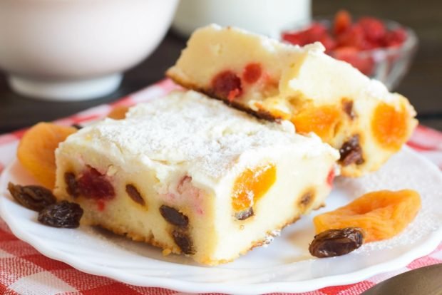 Cottage cheese casserole with semolina and dried fruits