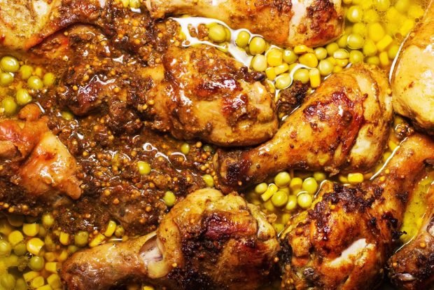 Chicken legs with corn and green peas