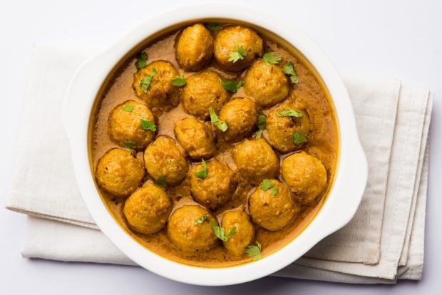 Lentil meatballs in curry sauce