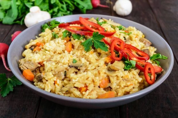 Pilaf with chicken and champignons in a slow cooker 