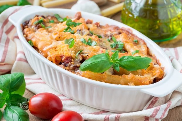 Pasta casserole with sausages and minced meat 