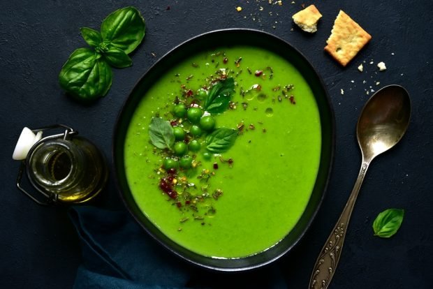 Cream soup of zucchini and green peas