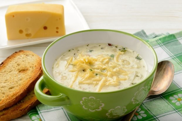 Potato soup with cheese 