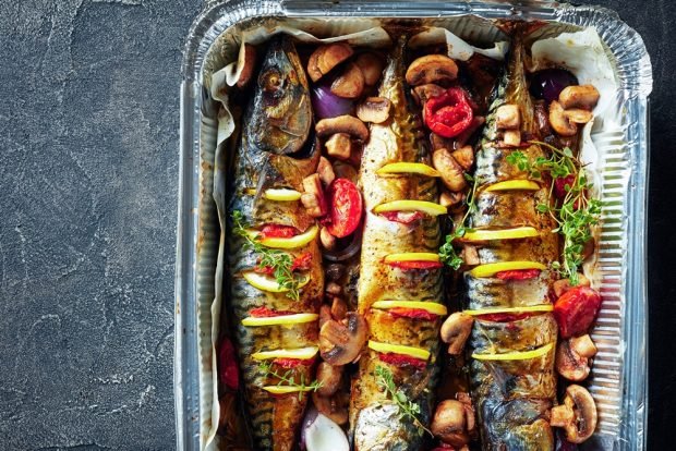 Mackerel with vegetables and mushrooms in the oven