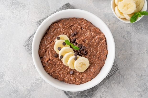 Oatmeal porridge with cocoa and banana