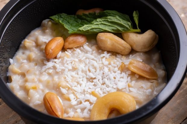 Wheat porridge with nuts and coconut chips 