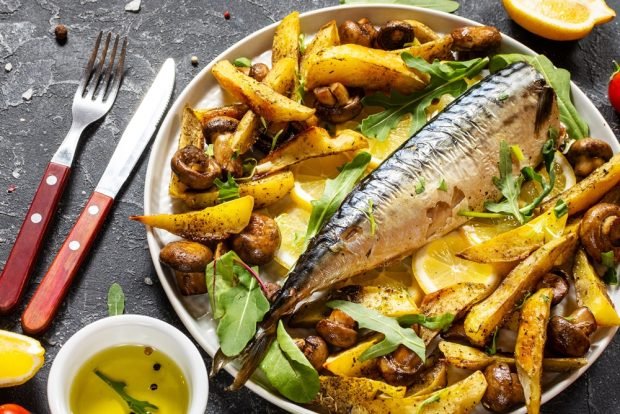 Mackerel with potatoes and mushrooms in the oven