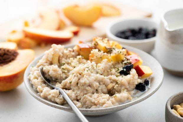 Wheat porridge with peaches