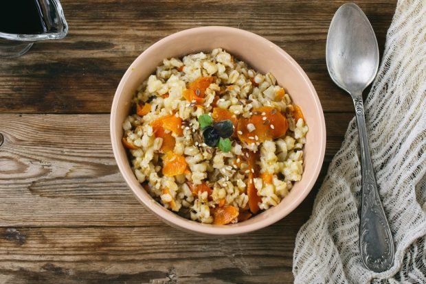 Pearl porridge with dried fruits and honey