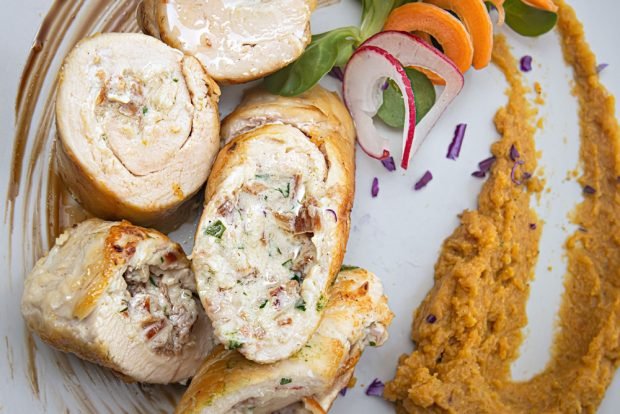 Chicken roll with sour cream and mushrooms 