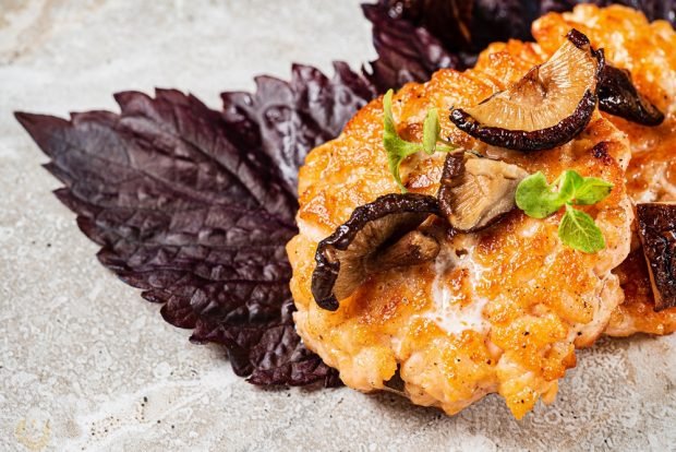 Chicken cutlets with vegetables and mushrooms