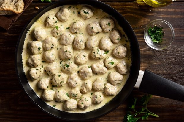 Meatballs in cream sauce