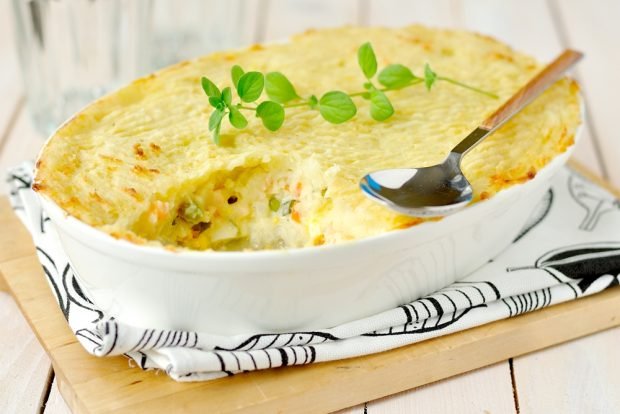 Potato casserole with fish and vegetables 