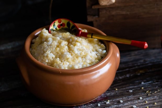 Rice porridge with millet in pots