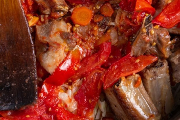 Pork ribs with vegetables in a cauldron