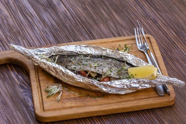 Whole trout with vegetables in foil 