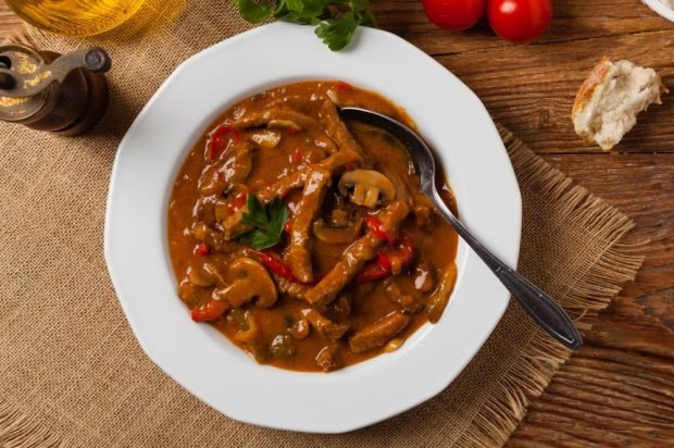 Beef stroganoff with champignons and bell pepper in a slow cooker