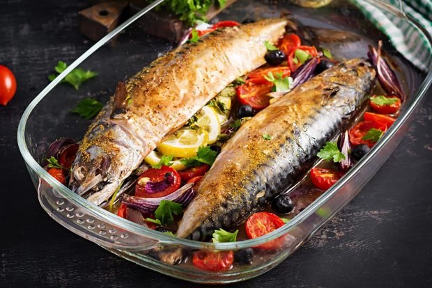 Mackerel on a pillow of vegetables in the oven