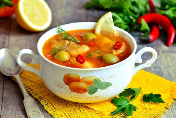 Tomato soup with fish and vegetables