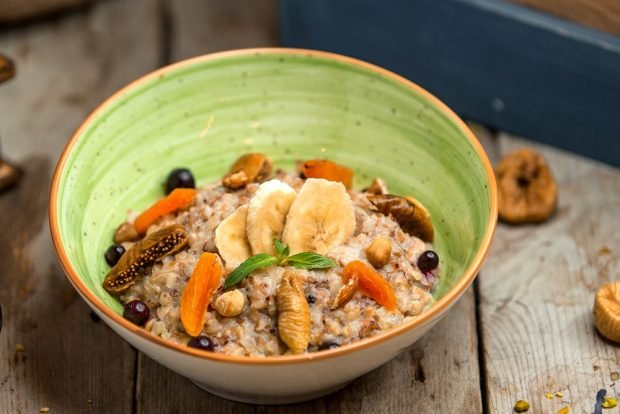 Pearl porridge with bananas and dried fruits