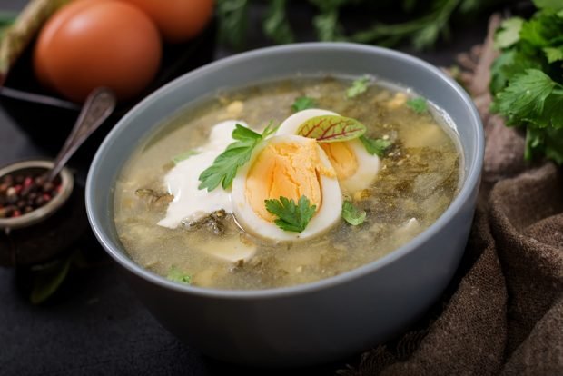 Green borscht with basil 