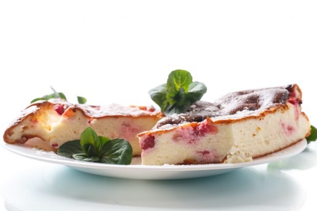 Cottage cheese casserole with frozen berries