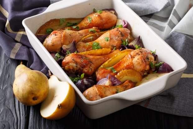 Chicken legs with a pear in the oven