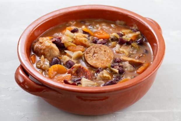 Portuguese feijoada in pots 